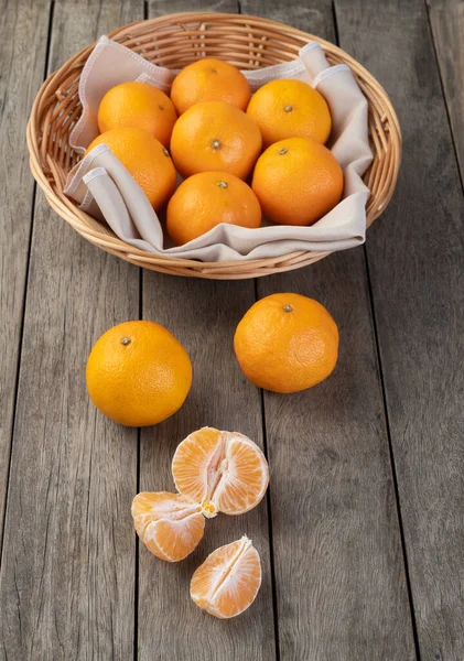 Tangerines Met Gesneden Fruit Houten Tafel — Stockfoto