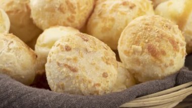 Tipik Brezilya peynirli çörek sepeti, kahve ve tereyağı..