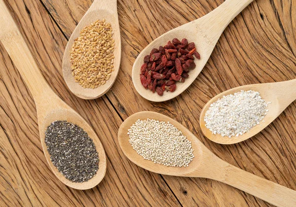 Verschiedene Superfoods Löffeln Über Einem Holztisch Chia Quinoa Haferflocken Leinsamen — Stockfoto