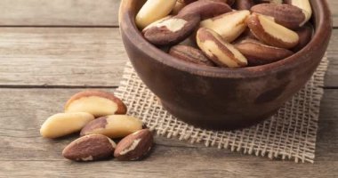 Brezilya fındık kabı ahşap masanın üzerinde.