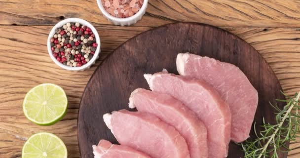 Carne Crua Lombo Porco Fatiada Sobre Tábua Madeira Com Temperos — Vídeo de Stock