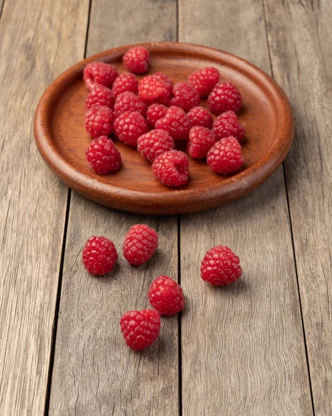 Himbeeren Teller Über Holztisch — Stockfoto