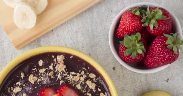 Brazilská Typická Acai Miska Ovocem Müsli Dřevěném Pozadí Horní Pohled — Stock video