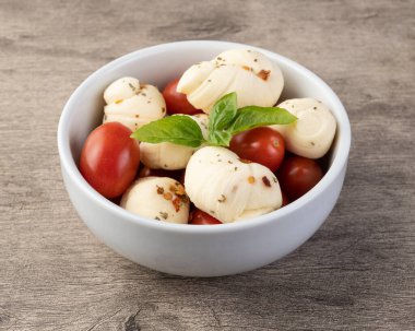 Nozinho veya Knot mozzarella, tipik Brezilya zanaatkar baharatlı taze beyaz peynir, fesleğen ve vişneli domates..