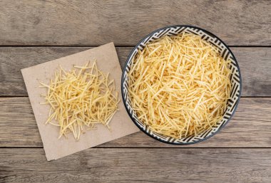 Patates kamışı ya da tahta masanın üzerinde bir kasede patates..