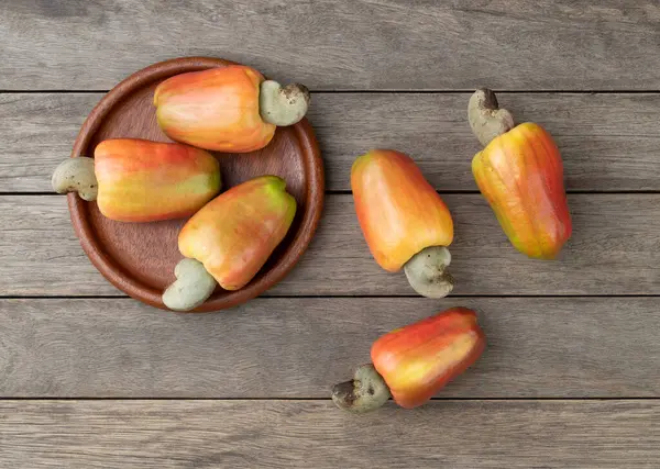 Grupo Frutos Caju Prato Sobre Mesa Madeira — Fotografia de Stock