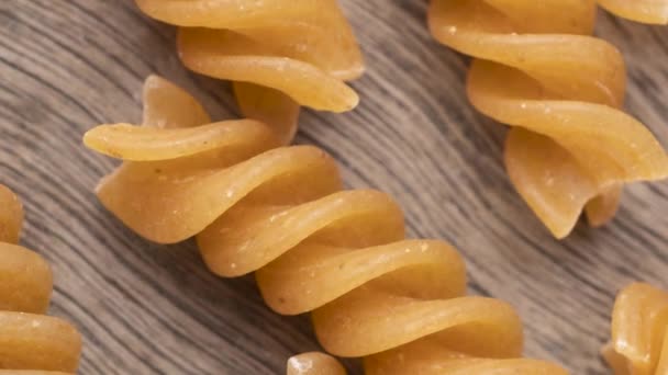 Nauwe Focus Close Van Volkoren Fusilli Pasta Houten Tafel — Stockvideo