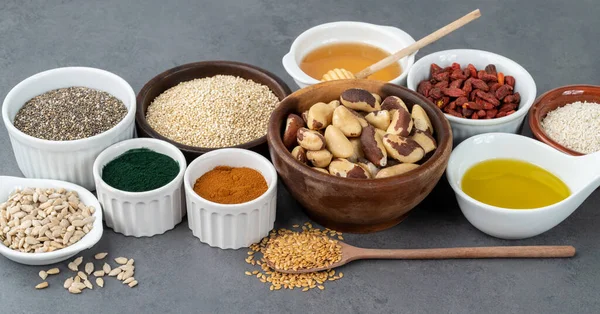 Verschiedene Superfoods Über Steinhintergrund Chia Quinoa Hafer Leinsamen Honig Spirulina — Stockfoto