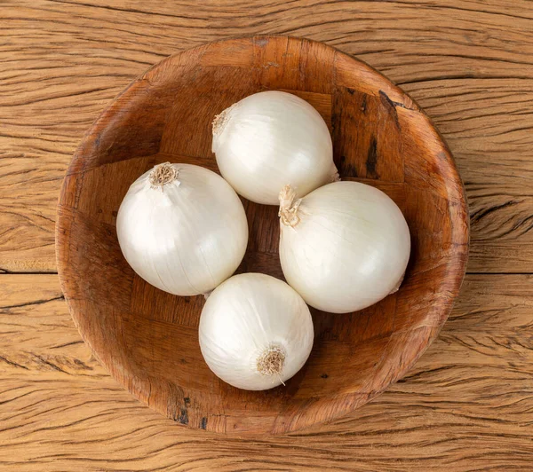 Weiße Zwiebeln Einer Schüssel Über Holztisch — Stockfoto