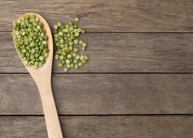 Tahta masanın üzerinde, fotokopi alanı olan kuru yeşil bezelyeler..