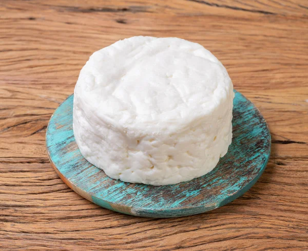 Frescal peynir, tipik Brezilya taze beyaz peyniri ahşap masanın üzerinde..