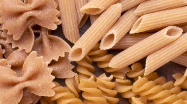 Üst manzara, tam buğday farfalle, penne ve fusilli makarna..