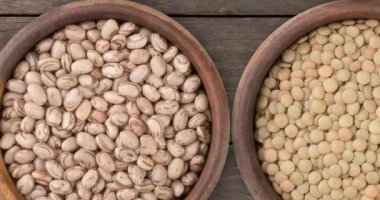 Tahta arka planda dört çeşit tahıl var..