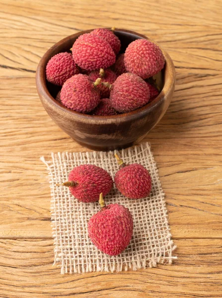 Tahta masanın üzerinde bir kasede Lychees.