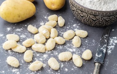 Taş zeminde pişmemiş İtalyan makarnası gnocchi..