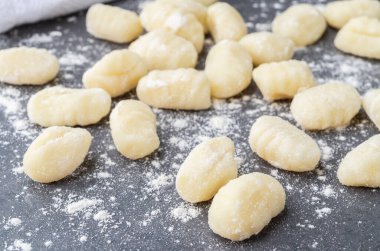Taş zeminde pişmemiş İtalyan makarnası gnocchi..
