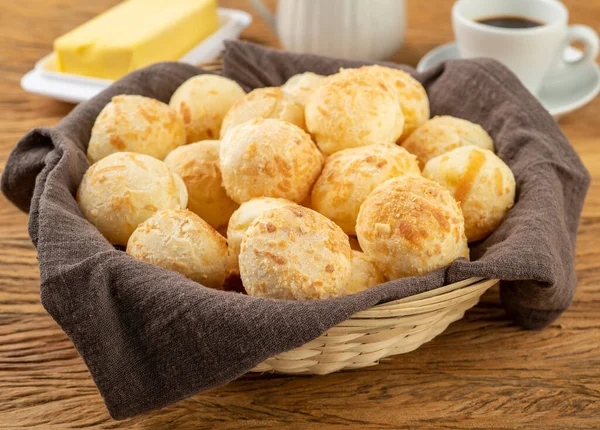 Tipik Brezilya peynirli çörek sepeti, kahve ve tereyağı..