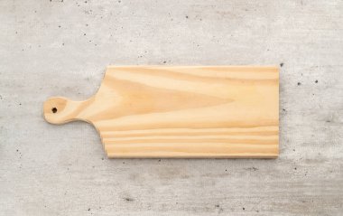 Boş tahta tahtayı kopyalama alanı olan ahşap masanın üzerine boşalt.