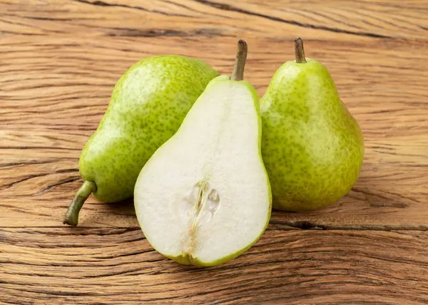 Poires Vertes Aux Fruits Coupés Sur Table Bois — Photo