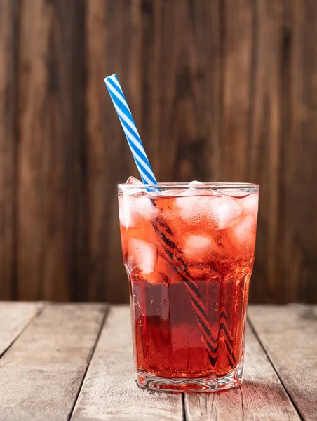 Bär Läsk Glas Med Och Halm Över Träbord — Stockfoto