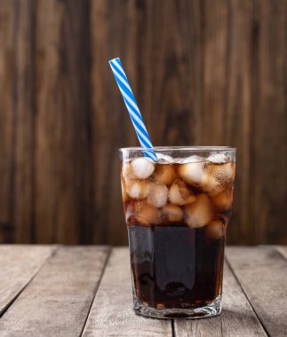 Kola, buzlu ve samanlı bardaklarda meşrubat..