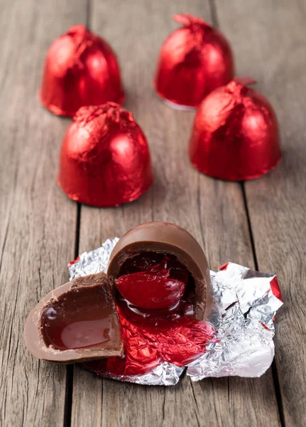 Kirschgefüllte Schokoladenbonbons Mit Bonbons Rotem Folienpapier Verpackt — Stockfoto