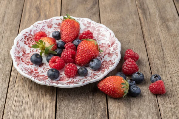 Raspberries Strawberries Blueberries Plate Wooden Table — Stock Photo, Image