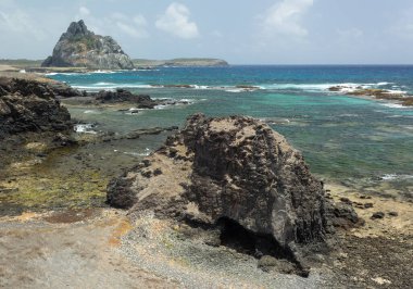Fernando de Noronha takımadasındaki bir sahilde mavi ve yeşil su, Brezilya.
