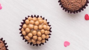 Tipik Brezilya tugayları, küçük kalpleri olan çeşitli tatlar..