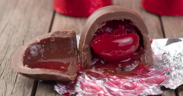 Dulces Chocolate Rellenos Cereza Con Caramelos Envasados Papel Aluminio Rojo — Vídeo de stock