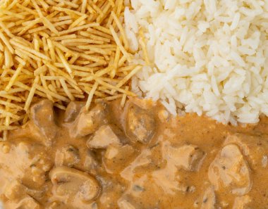 Pirinç ve saman patatesli et strogonoff yakın çekim.