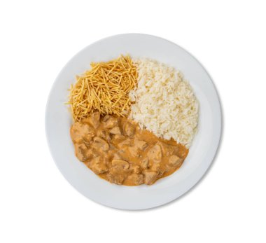 Beyaz zemin üzerinde izole edilmiş pirinç ve saman patatesli et strogonoff.