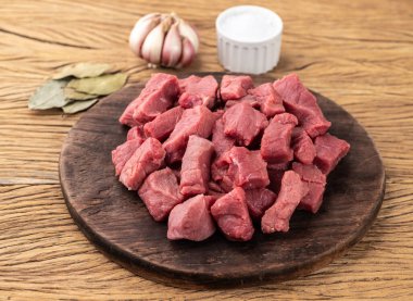 Tahta üzerinde kıyılmış et ve baharatlar..