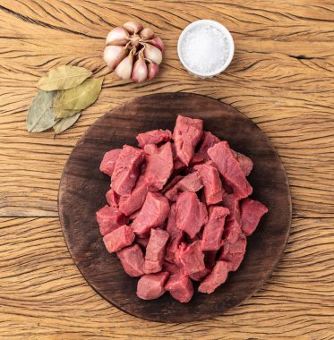 Tahta üzerinde kıyılmış et ve baharatlar..