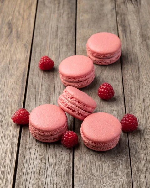 Beerenmacarons Mit Himbeeren Über Holztisch — Stockfoto