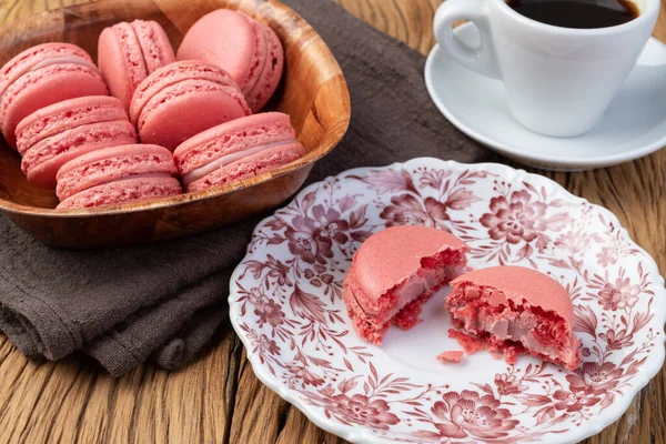 Beerenmacarons Einer Schüssel Mit Kaffee Über Holztisch — Stockfoto