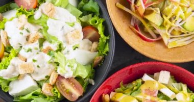 Renkli kaselerde salatalar, üst manzara..