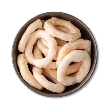 Geleneksel Brezilya polvilosu ya da kase üzerindeki nişasta bisküvisi beyaz arka planda izole edilmiş..