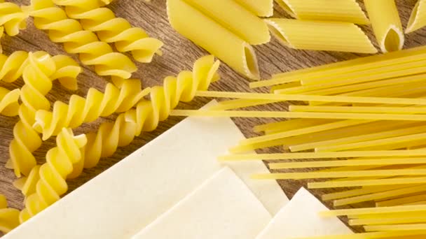 Ovanifrån Italiensk Pasta Penne Fusilli Lasagne Och Spagetti — Stockvideo