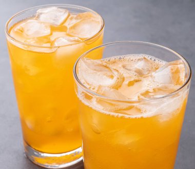 Portakallı soda, buzlu bardakta meşrubat..