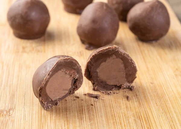 Dulces Chocolate Rellenos Con Caramelos Sobre Tabla Madera — Foto de Stock