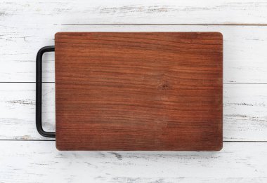 Boş tahta tahtayı kopyalama alanı olan ahşap masanın üzerine boşalt.