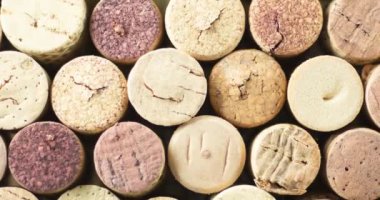 Eski şarap mantarları yığını.