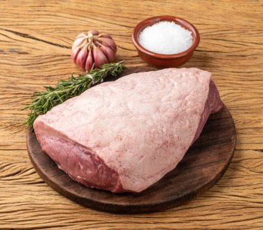 Çiğ Picanha ya da ahşap tahtanın üzerinde baharatlı et..