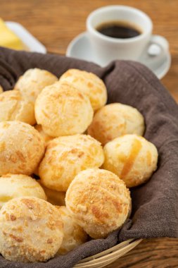 Tipik Brezilya peynirli çörek sepeti, kahve ve tereyağı..