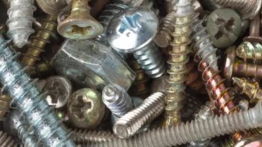 Eski vida ve cıvataların üst yakın görüntüsü.