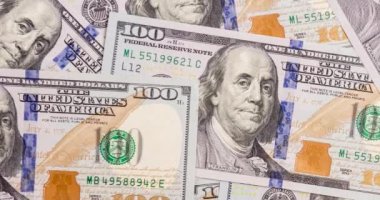 Birkaç yüz dolarlık banknotlar yayıldı..