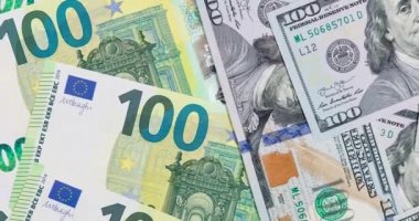 Yüz dolar ve avro banknotlar.