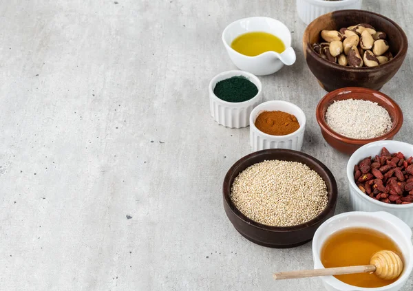 Verschiedene Superfoods Über Steinhintergrund Mit Kopierraum Chia Quinoa Hafer Leinsamen — Stockfoto