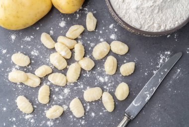 Taş zeminde pişmemiş İtalyan makarnası gnocchi..